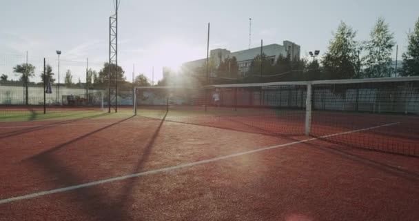 Полный захват теннисного корта в вечернее время. Снимок красного эпоса. 4k — стоковое видео