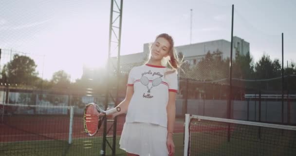 Крупный план перед камерой спортивная женщина на теннисном корте играет с теннисной ракеткой. 4k — стоковое видео