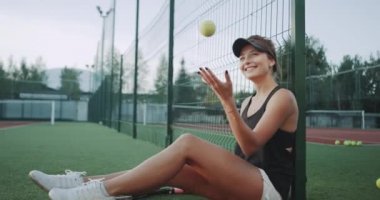 Gülümseyen güzel sportiv kadın, tenis oyunu tenis topu camer önünde ile oynamadan önce
