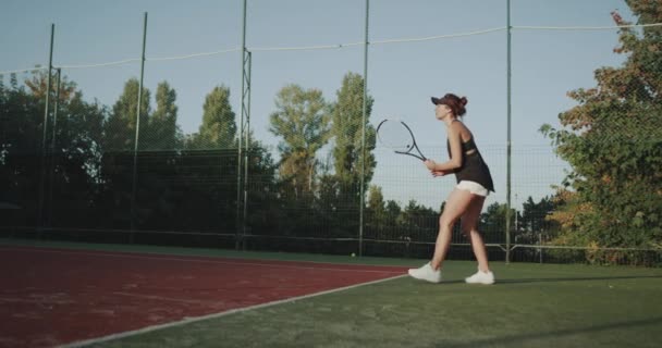 Auf dem Tennisplatz außerhalb Profi spielen ein sportliches Damen-Tennisspiel. — Stockvideo