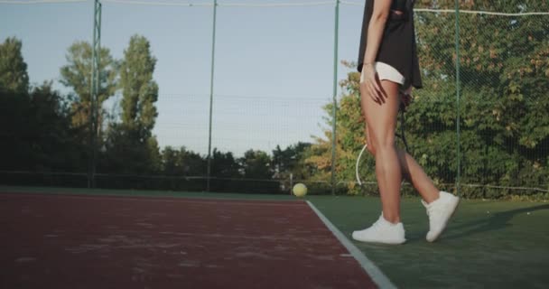 Battre sur le sol la balle de tennis une joueuse professionnelle femme . — Video