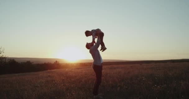 Momentos perfectos papá con su hijo, al atardecer jugando junto con un avión, niño soñando se convertirá en piloto. tiro en la épica roja. 4k. mociones lentas . — Vídeo de stock