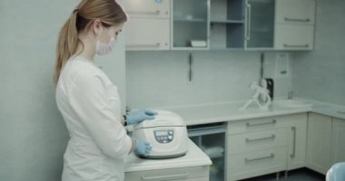 Tıbbi yardım alın kan bir donör ve tıbbi makine Laboratuvar analiz için kan koyarak.