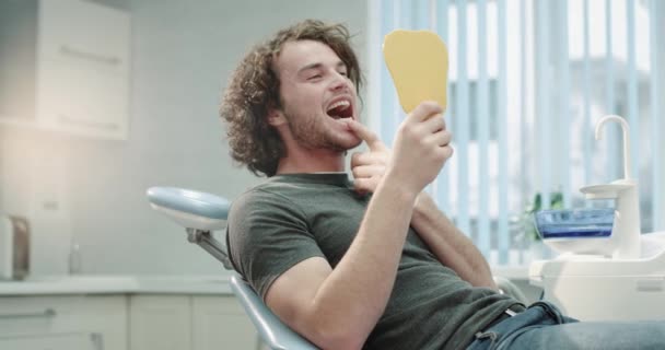 Carismático Joven Sonriente Silla Del Dentista Después Procedimiento Higiene Bucal — Vídeos de Stock