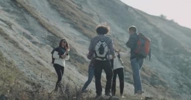 Onların sergi sonraki hedef bulmak isteyen arkadaşlar bir harita Grup kullanarak, onlar dağ top bulunmaktadır.