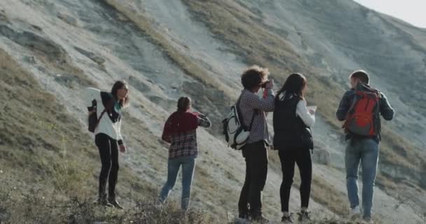 年轻人在山顶上探索大自然, 他们有一个有趣的旅行, 美丽的时间在一起度过 ". — 图库视频影像