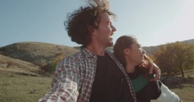 Çift onlar kamera tutan ve bir sergi için anılar onlardan video alarak bir yolculuk macera var. yavaş hareketleri