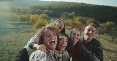 Üç lay ve iki adam var eğlenceli bir gezisinde bir selfie alan çatı katında anılar için video yapma zamanı. 4k