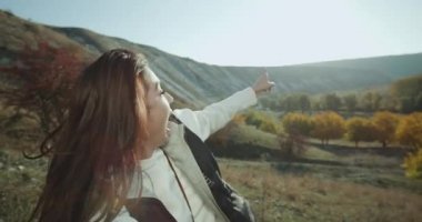 Ona kendini dağ güzel görünümünü gösteren bir gezi filme karizmatik genç bayan.