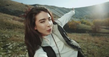 Kendini video alarak ve doğanın inanılmaz görünümü gösteren büyük bir gülümseme ile inanılmaz bir iyi görünümlü bayan için Sergi zamanı.