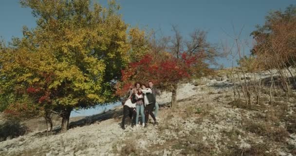Group of friends exploring nature on the exhibition , taking some pictures of a beautiful place. — Stock Video
