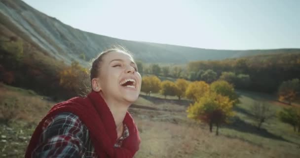 Una linda chica hermosa tomando video selfie en un viaje con vistas increíbles. mociones lentas — Vídeo de stock