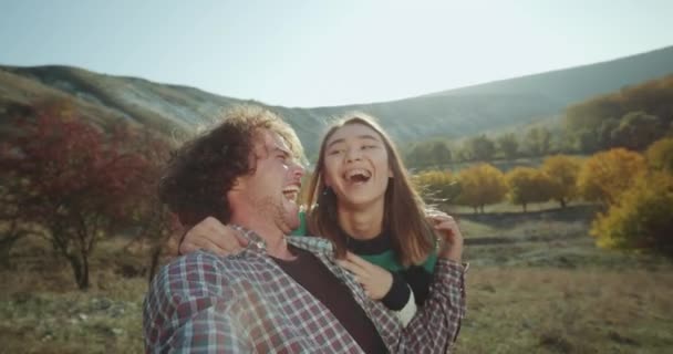Zeer charismatische paar hebben picnic tegelijk en het nemen van een selfie-video glimlachend en gek, voor de camera. — Stockvideo