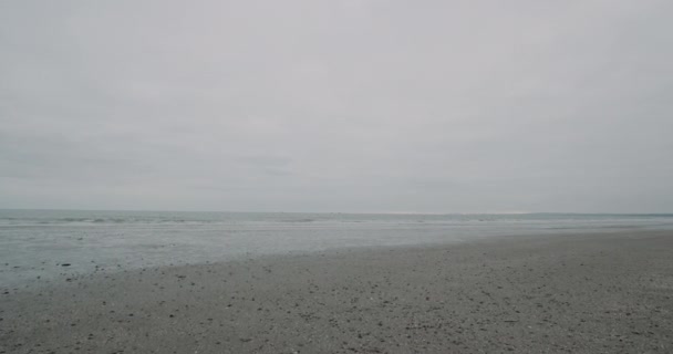 Gyönyörű videó rögzítésére a tengerparton, és egy nagy strand egy eső után. — Stock videók