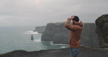 Bu arada tahammülü kayalıklarla shore Turlar Vr keşfetmek dünya ile mutlu oynarken bir Vr adamla Moher kayalıklarla.