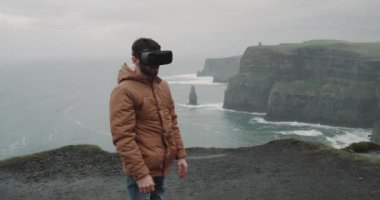 Genç turizm seyahat üzerinde bir Vr kullanarak o uçurumun tepesinde şaşırtıcı yerde geldi ve etrafa etkilendim.