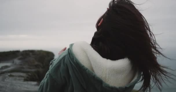 Σε καταπληκτικό τόπος Cliffs of Moher, γυναίκα να στέκεται στην ακτή από βράχια και έχουν χρόνο για διαλογισμό, σε μια θυελλώδη ημέρα. 4k — Αρχείο Βίντεο