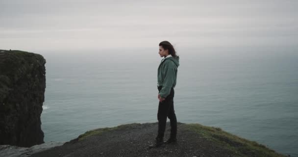 Top Cliffs Young Woman Admire Landscape She Feeling Impressed Landscape — стоковое видео
