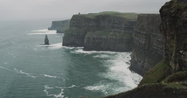 Verbazingwekkende landschap vastleggen van de video van de Cliffs of Moher op de oever van de rotsen met uitzicht op de Oceaan. — Stockvideo