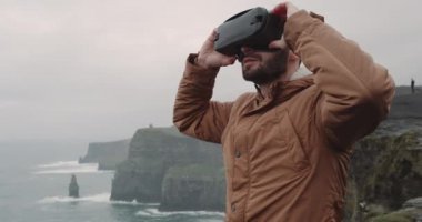 Portre genç bir oyuncak bir Vr uçurumun tepesinde ile inanılmaz manzara ile oynarken o Vr cam giyen ve onları kullanmaya başlayan çok etkilendim.