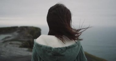 Cliffs üst kısmında bir esmer bir meditasyon, o etrafında peyzaj hayran ve görünümünü çok etkilendik.