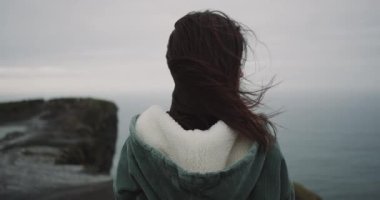 Manzara genç bayan inanılmaz hayran Moher Cliffs, Bayan arkadan video alarak closeup fotoğraf makinesi.
