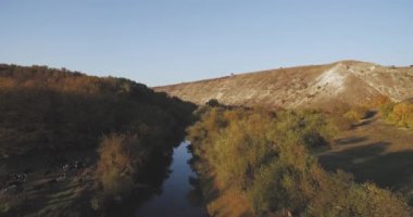 Doğa, göl ve muhteşem sonbahar renk dağda tarifsiz fantastik havadan görünümü.