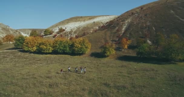 Cinque amici hanno un viaggio insieme a natura prendendo video con drone vista aerea . — Video Stock