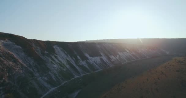 Güzel yakalama dron manzara şaşırtıcı alan ve dağ güneşli bir günde. — Stok video