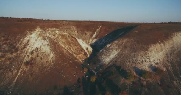 Grande montagna e paesaggio incredibile prendendo video dall'aria con drone . — Video Stock