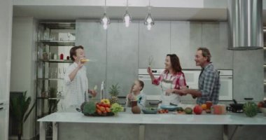 Güzel bir dört üyeleri aile zaman modern mutfak yapımı kabarcıklar ve mutlu iyi bir ruh hali var. 4k