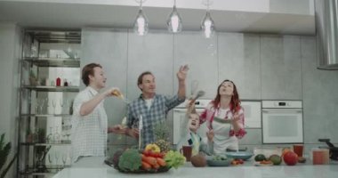 Mutfak aile birlikte kabarcıkları ile oynama ve sağlıklı kahvaltı, modern mutfak büyük mutfak ada yapmadan önce dans iyi vakit harcama.