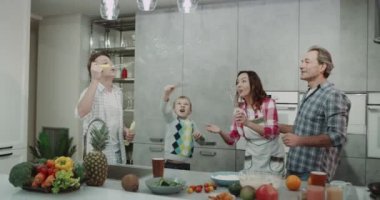 Kabarcıklar mutfakta bir aile harcama zaman birlikte yapım balonlar ve oyun eğlence hep birlikte zaman. 4k
