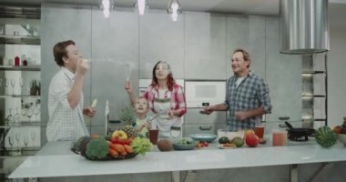 Olgun Anne ve iki oğlu iyi vakit birlikte mutfakta kabarcıklar, modern gri mutfak tasarımı yapma hakkına sahiptir. 4k