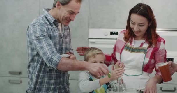 一个美丽的家庭一起做饭, 做煎饼的早餐时间. — 图库视频影像