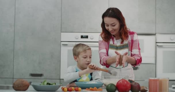 Mogen mamma med sonen 9 år matlagning tillsammans i köket, Söt atmosfär. — Stockvideo