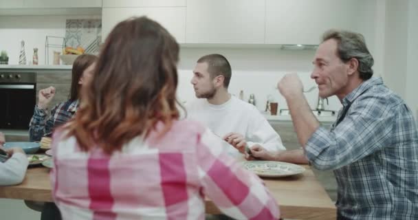Een charismatische grote familie hebben een lunchtijd samen gezond te eten en geweldige tijd samen doorbrengen. — Stockvideo