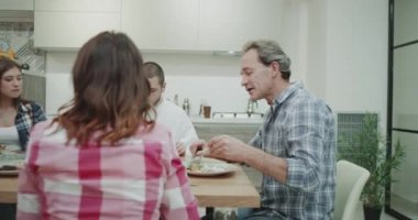 Yemek vakti karizmatik büyük bir aile için ev yapımı sağlıklı gıda alarak ve bir güzel birlikte modern bir mutfak birbirleri ile sohbet ederken vakit