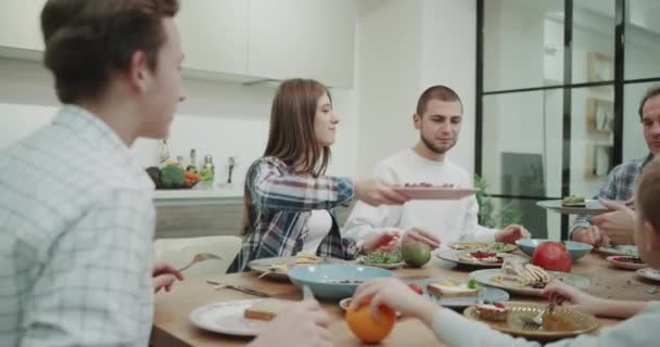 Grote familie schuintrekken, het eten in de ochtend terwijl het nemen van een gezond ontbijt. — Stockvideo