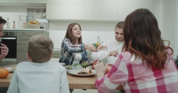 Cizalla de alimentos en la comida una gran familia madura en una cocina moderna, todos son felices y sonrientes . — Vídeo de stock