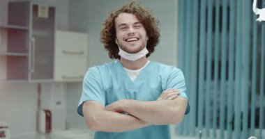 Hastane genç doktor veya cerrahlar bir üniforma ve kamera geçiş el ve gülümseme çok karizmatik düz arıyorum arıyorum. 4k