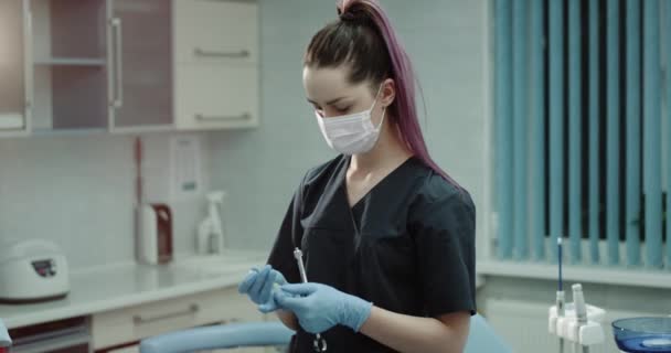 Ung sjuksköterskor med kirurgiska handskar förbereda kirurgiska instrumentet innan att användas, i moderna sjukhuset. — Stockvideo