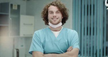 Karizmatik bir doktor veya düz bir hastane odasında kameraya bakarak cerrahlar gülümseyen Closeup doktor var mutlu ruh hali ve mükemmel beyaz gülümseme.