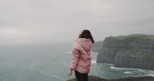 Lady bewonderen de plaats waar ze aankwamen op de top van Cliffs, ze inspireerde de frisse lucht en gevoel groot, geweldig landschap zicht rondom. — Stockvideo