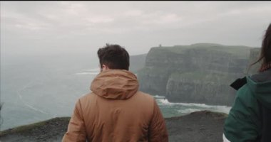 Uçuruma üst kısmında üç arkadaş yapısı, keşfetmek onlar uçuruma çatıda geldi ve üstten görünüm takdir ediyorum. 4k
