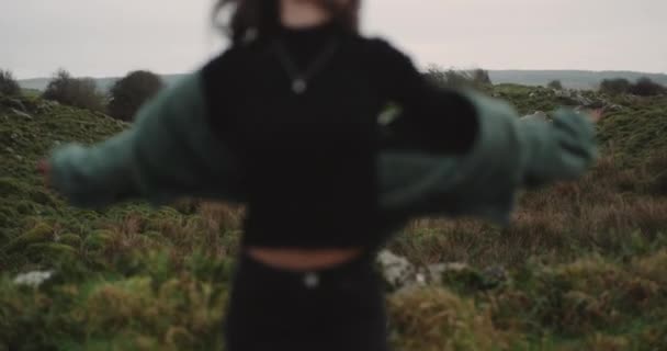 在乡村绿地的中央 漂亮的年轻女子在镜头前热情地移动 — 图库视频影像