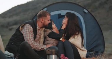 Güzel genç aile piknik zaman yanında akşam küçük çocuk komik zaman harcama ile birlikte oynarken çadır.