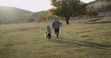 Aile günü baba oğluyla birlikte doğaya, muhteşem manzarasına husky köpekleri yanında çalışan şaşırtıcı.