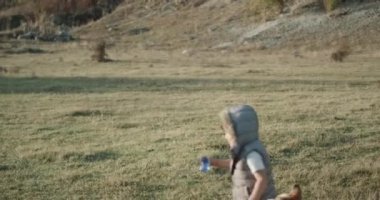 Husky köpeğiyle şirin küçük çocuk ile büyük alan yağmur. 4k