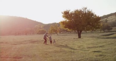 Üç yaşında çocuk ve babası göl husky köpekleri ile birlikte yanında güzel bir vakit
